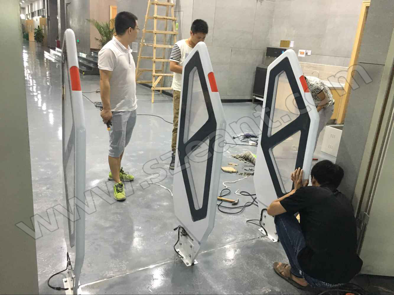 現場安裝圖書館防盜系統圖