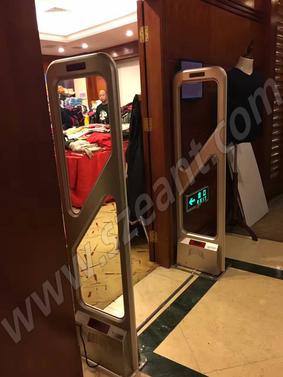 圣庭苑賣場(chǎng)安裝金色聲磁服裝防盜器圖