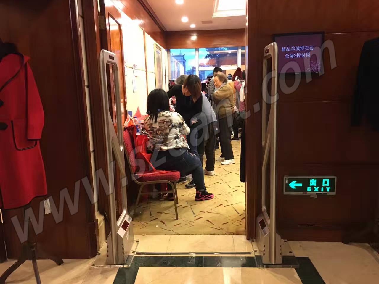 圣庭苑賣場(chǎng)安裝金色聲磁服裝防盜器圖